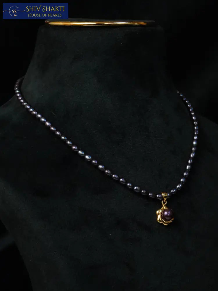 Black Pearl Set Pearl Necklace / Mala
