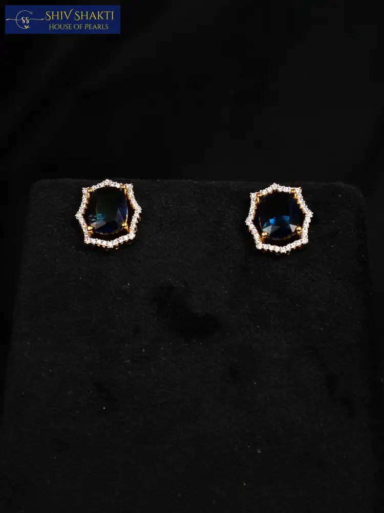 Brooch with Sapphire Stone Pearl Necklace / Mala