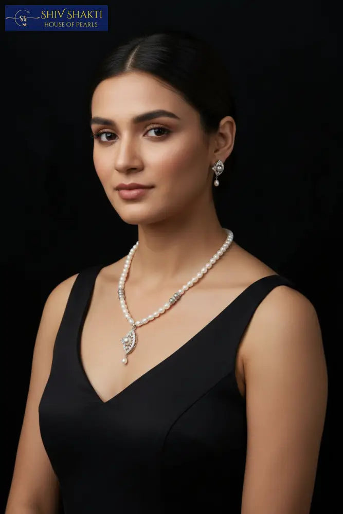 Graceful Pearl Necklace Pearl Necklace / Mala