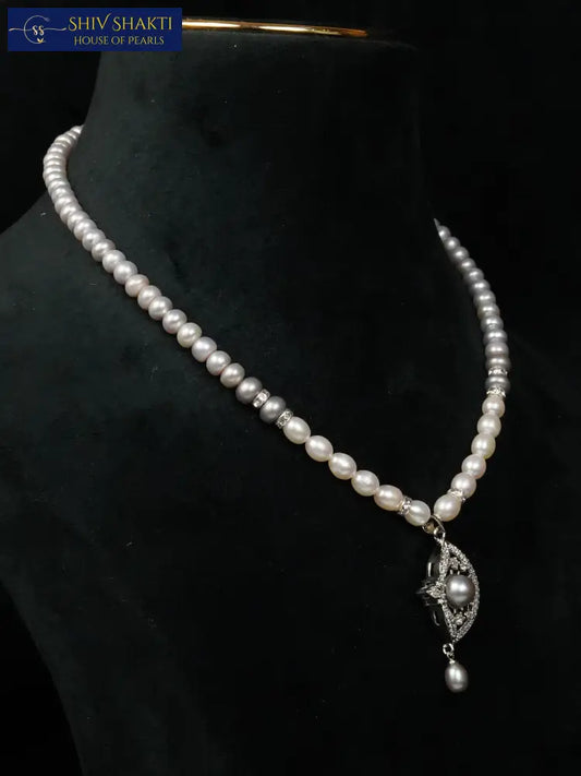 Graceful Pearl Necklace Pearl Necklace / Mala