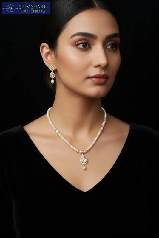 Pearl necklace with a teardrop132 Necklace / Mala