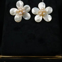 Pearl Oyster Flower Necklace