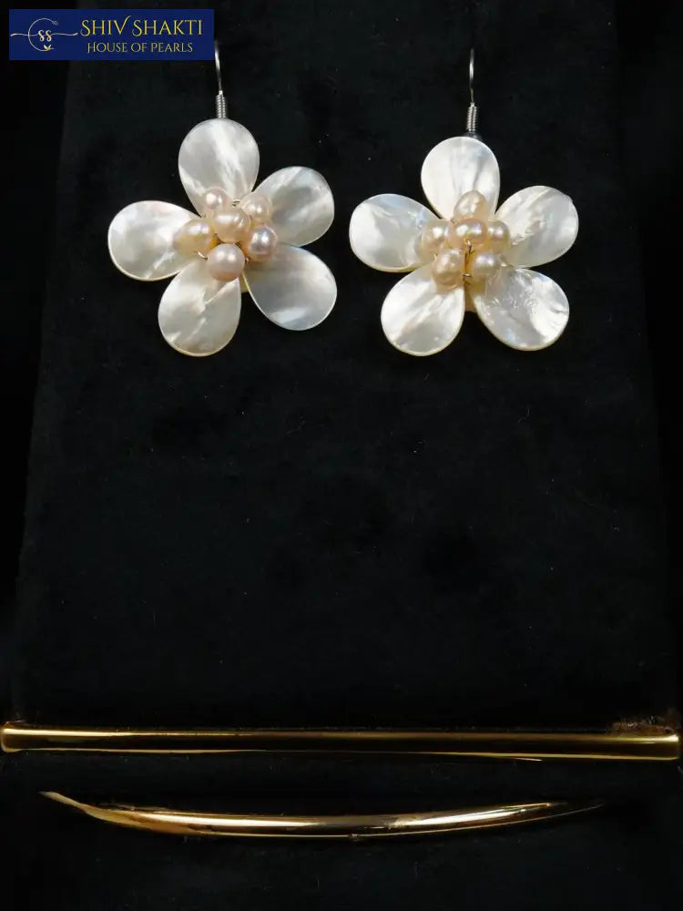 Pearl Oyster Flower Necklace