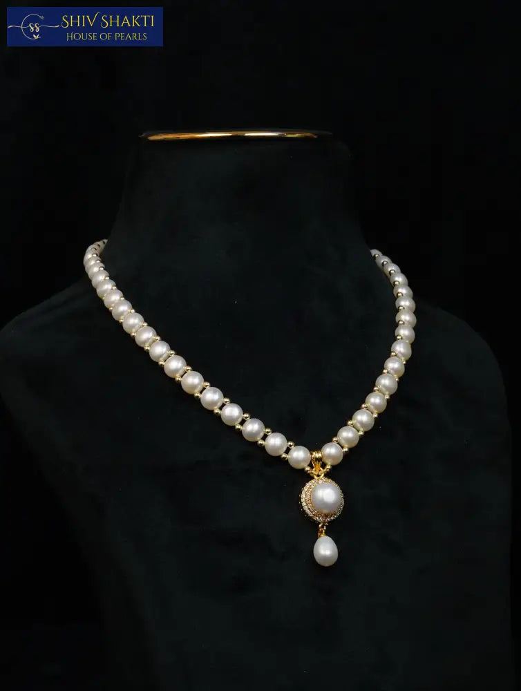 Regal Button Pearl Necklace Necklace / Mala