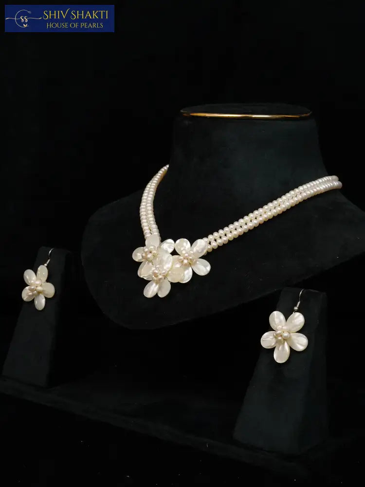 The Pearl Curve Necklace