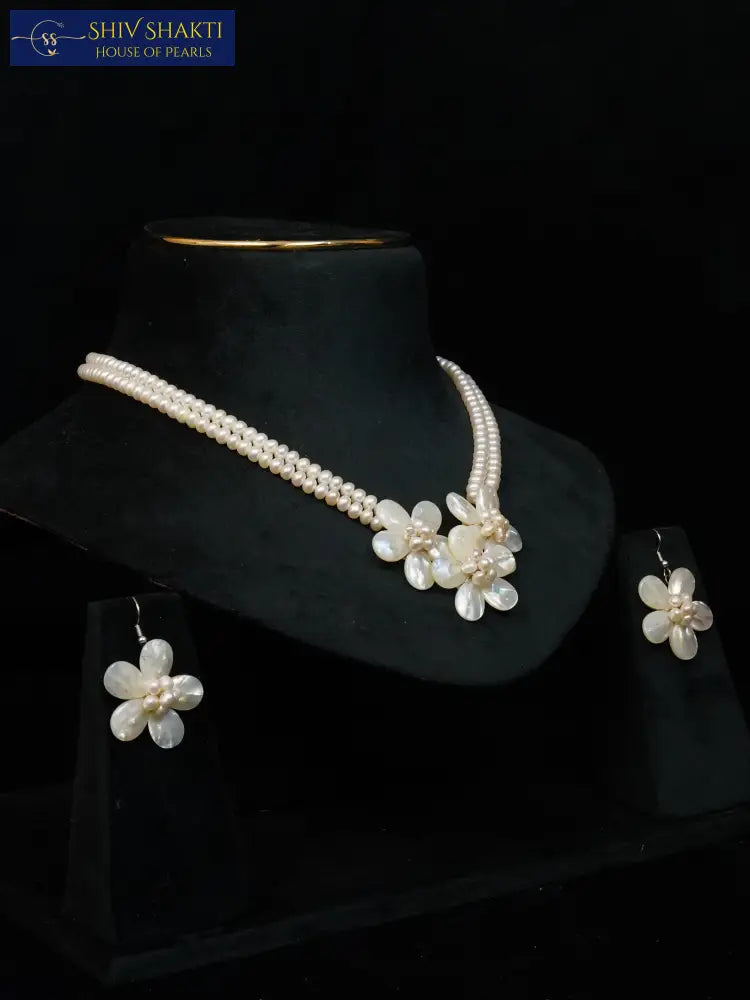 The Pearl Curve Necklace