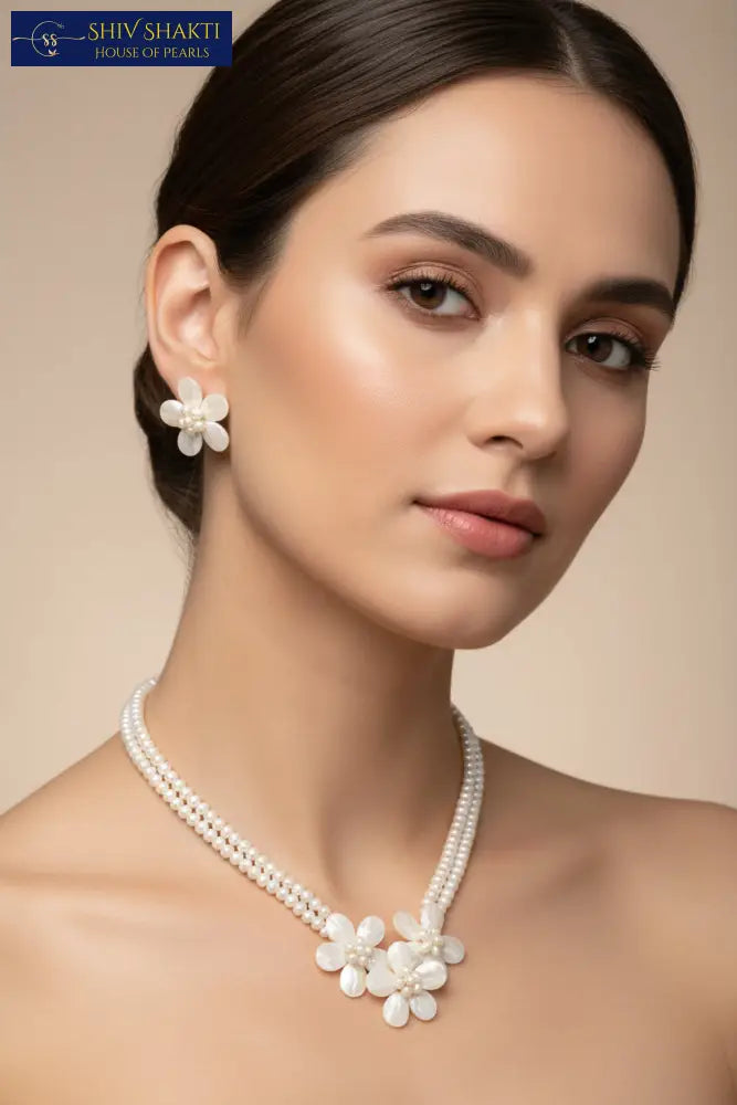 The Pearl Curve Necklace